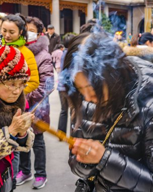 Ritüel Jingan Temple, Shanghai, Çin, ateş