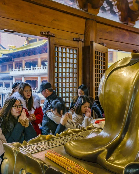 Az emberek imádkoznak Jingan Temple, Shanghai, Kína — Stock Fotó