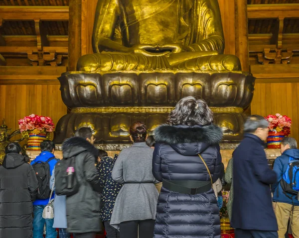 Az emberek imádkoznak Jingan Temple, Shanghai, Kína — Stock Fotó