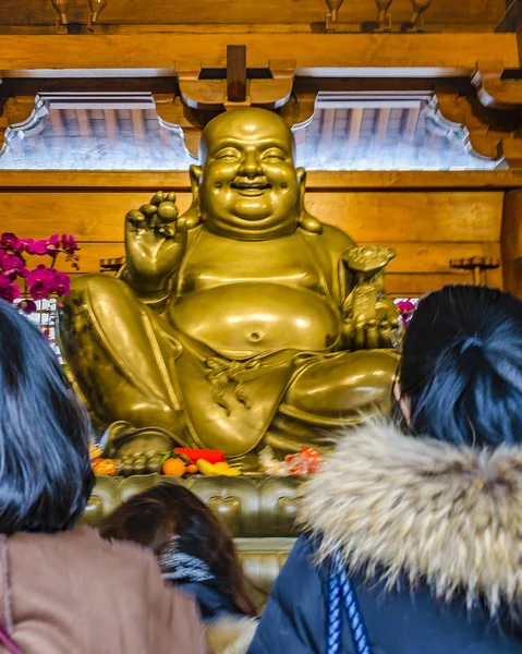 Az emberek imádkoznak Jingan Temple, Shanghai, Kína — Stock Fotó