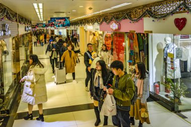 Kalabalık koridor at Mall, Şanghay, Çin