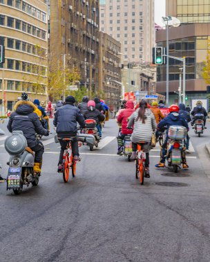 Motosiklet ve Bisikletçilerde insanlar, Şanghay, Çin
