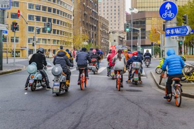 Motosiklet ve Bisikletçilerde insanlar, Şanghay, Çin