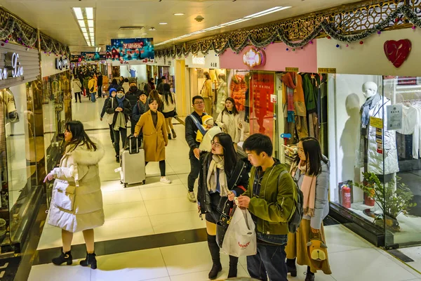 Trångt korridor på mall, Shanghai, Kina — Stockfoto