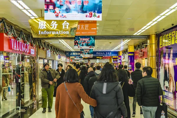 Corredor lotado em Mall, Shanghai, China — Fotografia de Stock