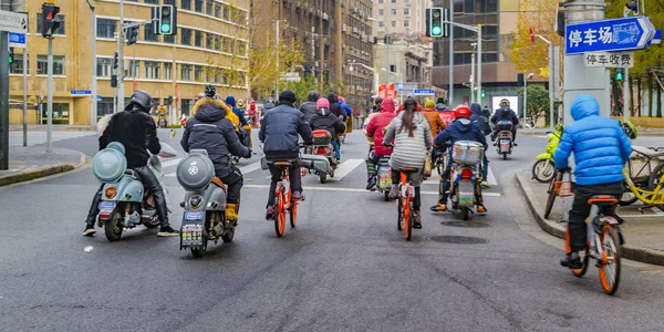 Ludzie w Motocykle i rowery, Szanghaj, Chiny — Zdjęcie stockowe