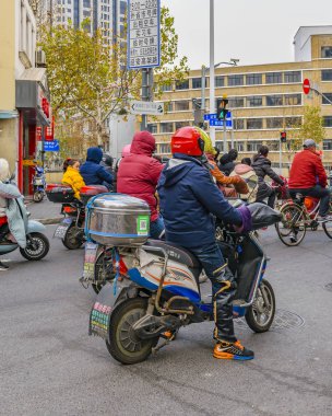 Motosiklet ve Bisikletçilerde insanlar, Şanghay, Çin