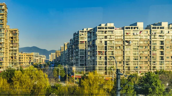 Flerbostadshus tåg synpunkt, Shanghai, Kina — Stockfoto