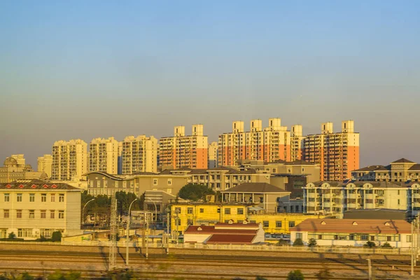 Flerbostadshus tåg synpunkt, Shanghai, Kina — Stockfoto