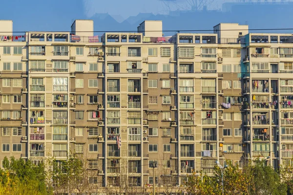 Flerbostadshus tåg synpunkt, Shanghai, Kina — Stockfoto