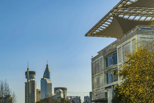 Bâtiments postmodernes tir à angle bas, Shanghai, Chine — Photo