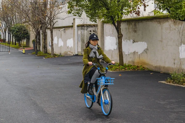 Chinesin fährt Fahrrad, shanghai, china — Stockfoto