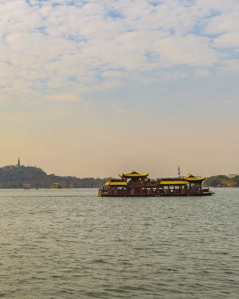 Barco turístico, West Lake, Hangzhou, China —  Fotos de Stock