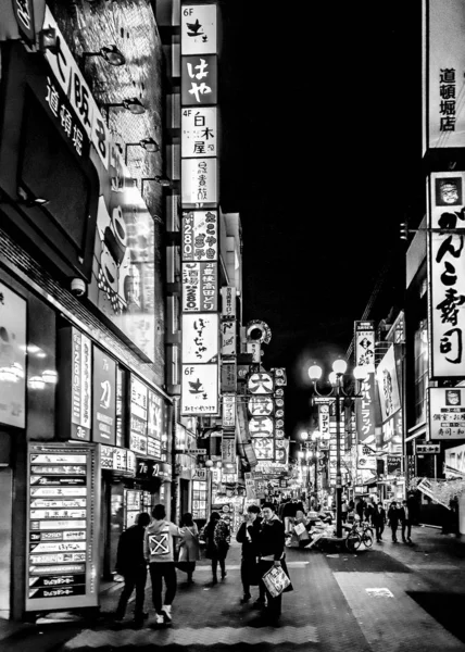 Городская ночная сцена Осаки, Япония — стоковое фото