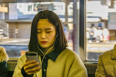 Osaka, Japonya 'da Telefonunu İzleyen Kadın