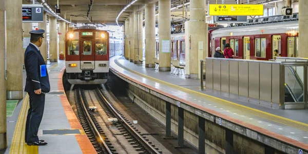 Tåget anländer till stationen, Osaka, Japan — Stockfoto