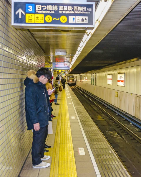 Tunnelbana på natten, Osaka, Japan — Stockfoto