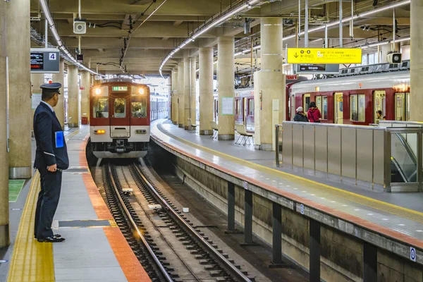 Pociągiem przyjeżdżający do Station, Osaka, Japan — Zdjęcie stockowe