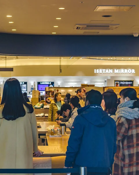 Människor på mall Store, Osaka, Japan — Stockfoto