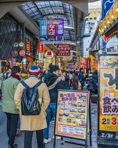 Cena urbana lotada, Dotonbori, Osaka - Japão — Fotografia de Stock