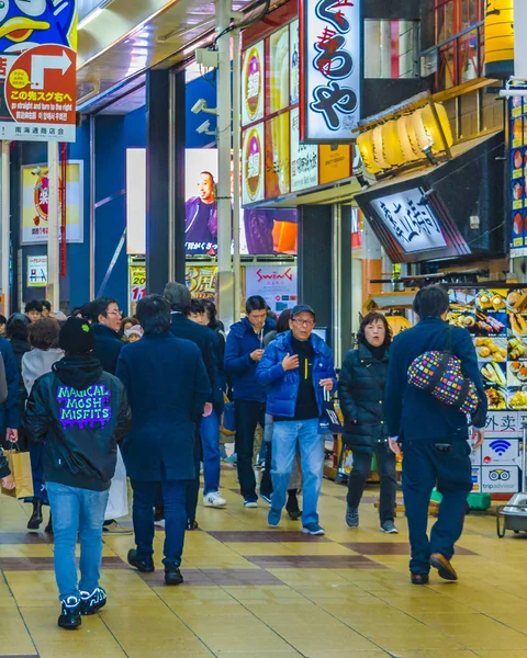 Cena urbana lotada, Dotonbori, Osaka - Japão — Fotografia de Stock