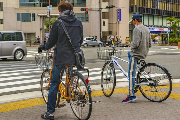 Dois homens em bicicletas, Osaka - Japão — Fotografia de Stock