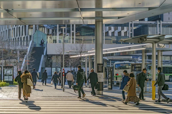 Crossing Crosswalk, Osaka, Japon — Photo