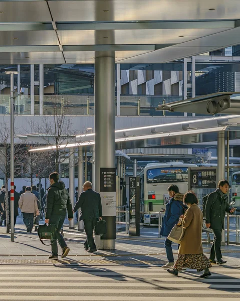 Personer som korsar crosswalk, Osaka, Japan — Stockfoto