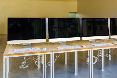 Bilgisayarlı Boş Okul Odası