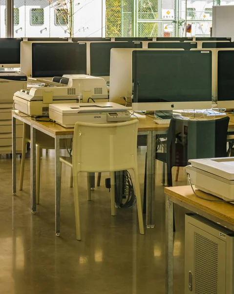 Tomt skolrum med datorer — Stockfoto