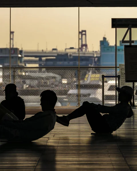 Människor gör övning, Yokohama International Passenger Terminal — Stockfoto