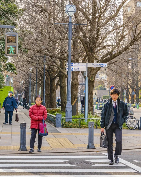Gente cruzando la calle, Yokohama, Japón — Foto de Stock