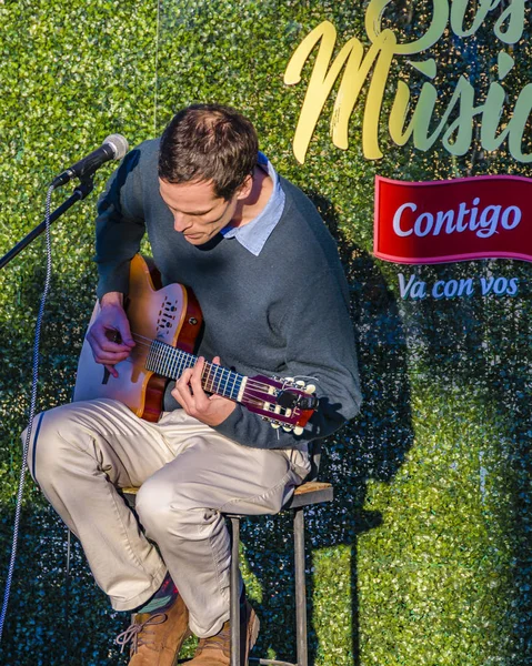 Mann spielt Gitarre auf einem Straßenfest, montevideo, uruguay — Stockfoto