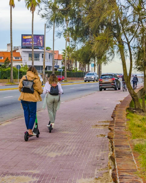 Mujeres en patinetas eléctricas, Montevideo, Uruguay — Foto de Stock