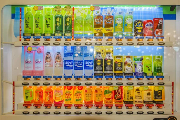 Торговый автомат напитками, Япония — стоковое фото