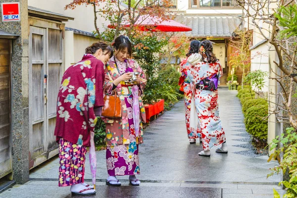 Junge Frauen im Geisha-Kostüm, Kyoto, Japan — Stockfoto