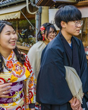 Geleneksel Kostümlü Japon Genç Çift, Kyoto, Japonya
