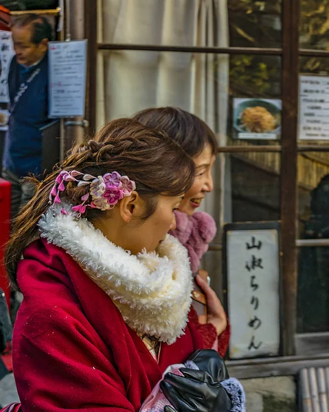 Elegante mujer japonesa caminando, Kyoto, Japón — Foto de Stock