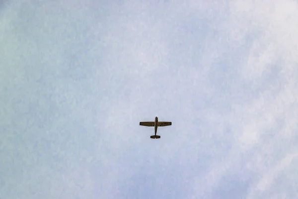 Avião voando sobre céu cinzento nublado — Fotografia de Stock