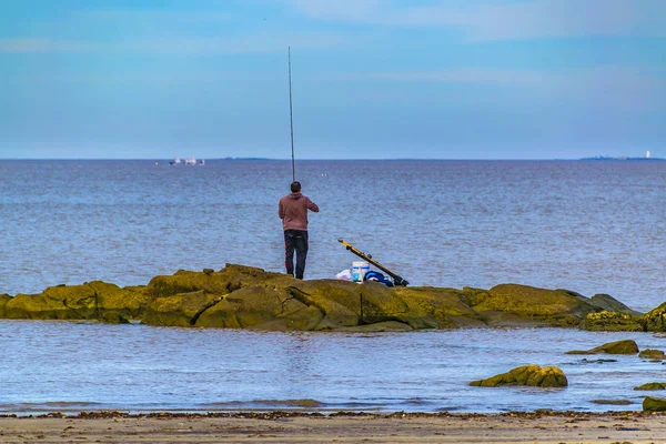 Personnes Pêche au brise-lames, Montevideo, Uruguay — Photo