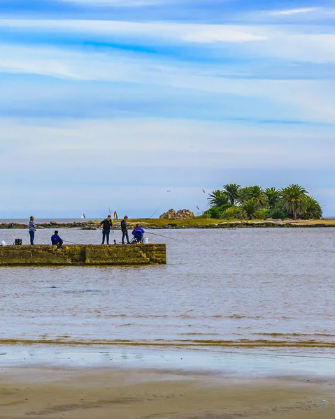 Lidé loví vlnolam, Montevideo, Uruguay — Stock fotografie