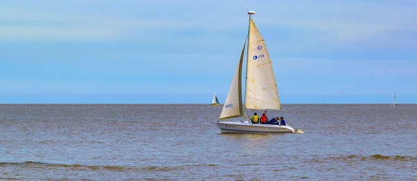 Segelboot auf dem Fluss, montevideo, uruguay — Stockfoto