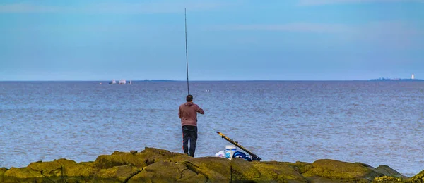 Pessoas que pescam em Breakwater, Montevidéu, Uruguai — Fotografia de Stock