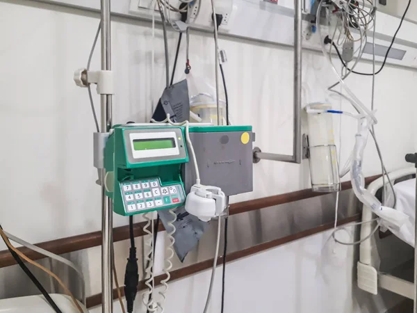 Медицинское оборудование в отделении скорой помощи больницы — стоковое фото