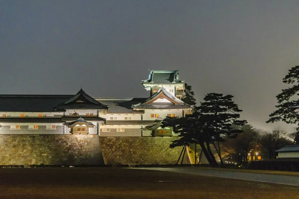 Ночная сцена замка Каназава, Япония — стоковое фото