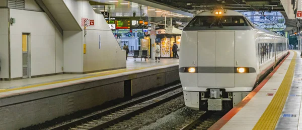 Tåget anländer till stationen, Kyoto, Japan — Stockfoto