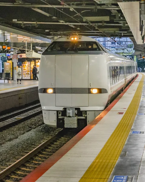 Trein aankomst op station, Kyoto, Japan — Stockfoto