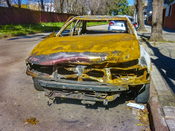 Carro queimado na rua — Fotografia de Stock
