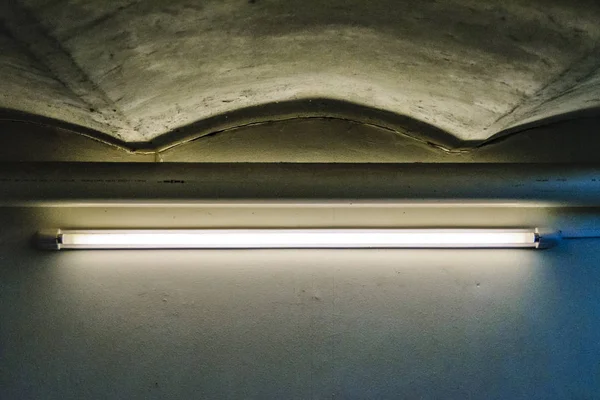 Tubo de luz na sala de garagem — Fotografia de Stock