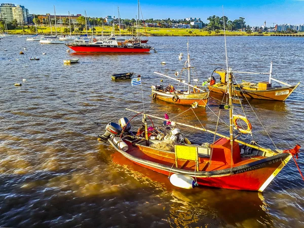 Корабли и лодки в порту Бусео, Монтевидео, Уругвай — стоковое фото